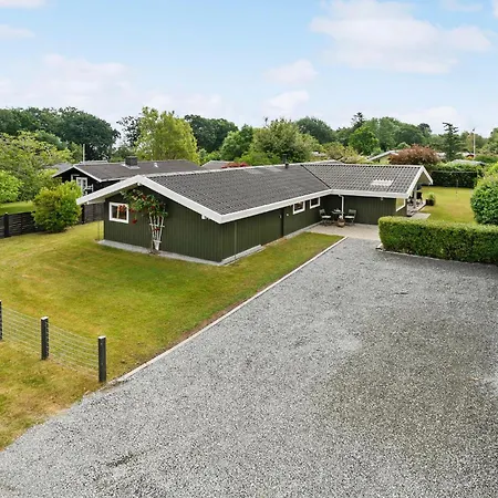 4 Bedroom Awesome In Hébergement de vacances